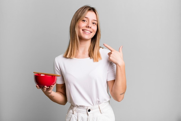 Uśmiechnięta osoba z miską zupy
